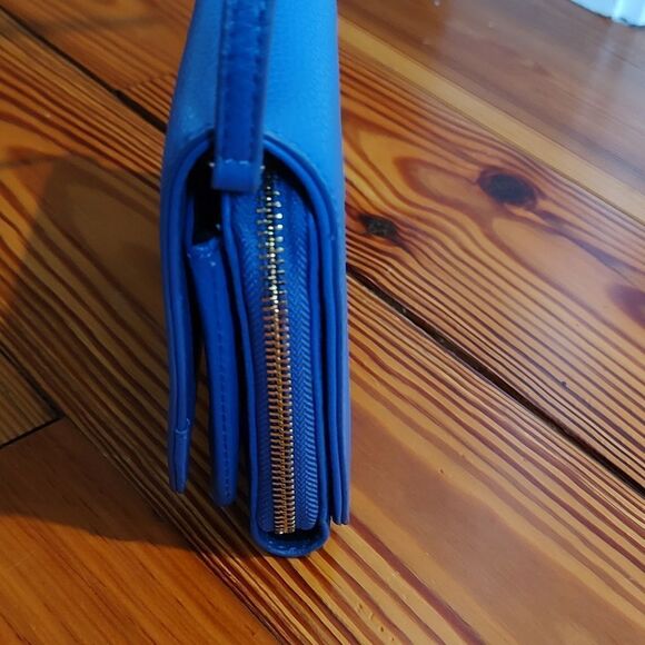 Vince Camuto Anika Crossbody Bag in Dazzling Blue Pebbled Leather - Picture 3 of 12